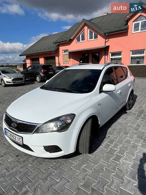 Хэтчбек Kia Ceed 2009 в Комарному