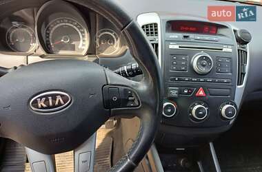 Хэтчбек Kia Ceed 2011 в 