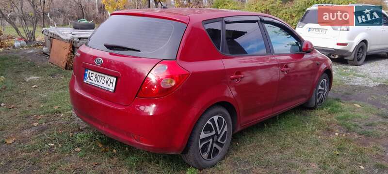 Хэтчбек Kia Ceed 2006 в Богуславе