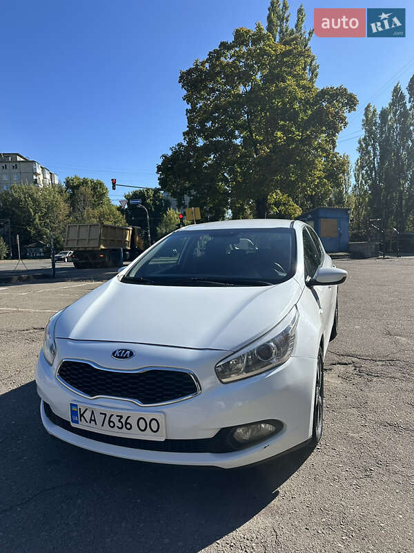 Хетчбек Kia Ceed 2015 в Києві фото 5 Хетчбек Kia Ceed 2015 в Києві