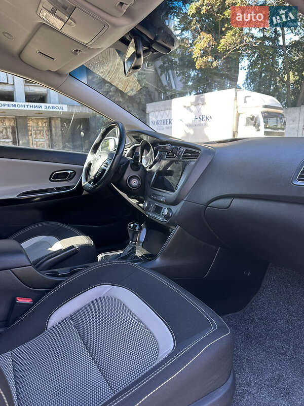 Хетчбек Kia Ceed 2015 в Києві фото 6 Хетчбек Kia Ceed 2015 в Києві