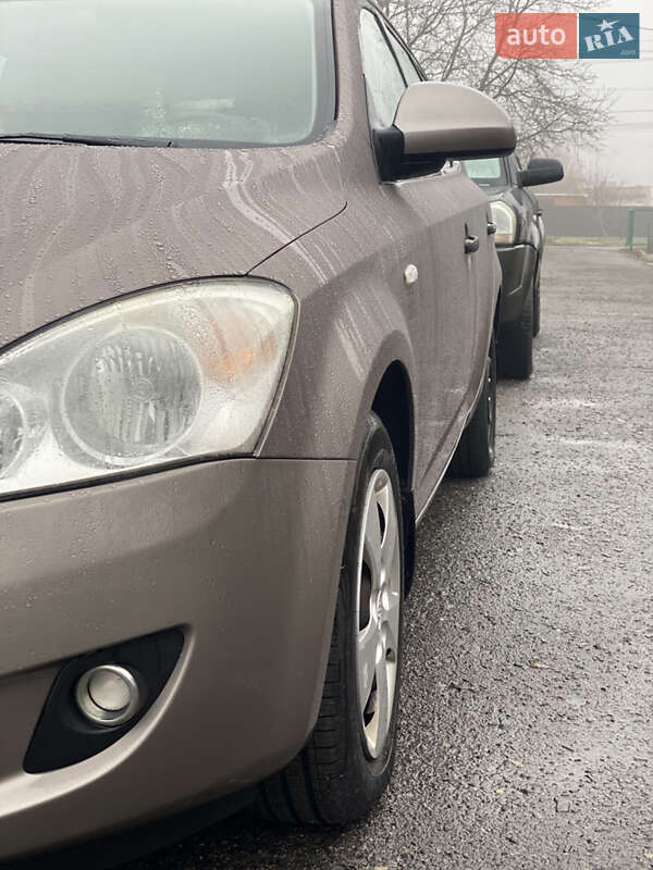 Универсал Kia Ceed 2008 в Хороле