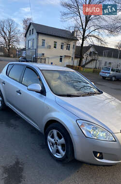 Хэтчбек Kia Ceed 2009 в Хусте