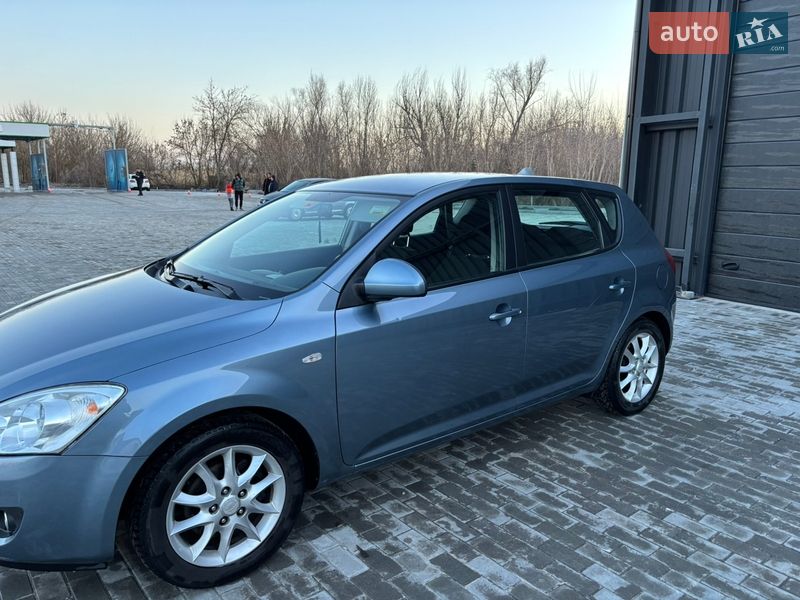 Хэтчбек Kia Ceed 2008 в Хороле