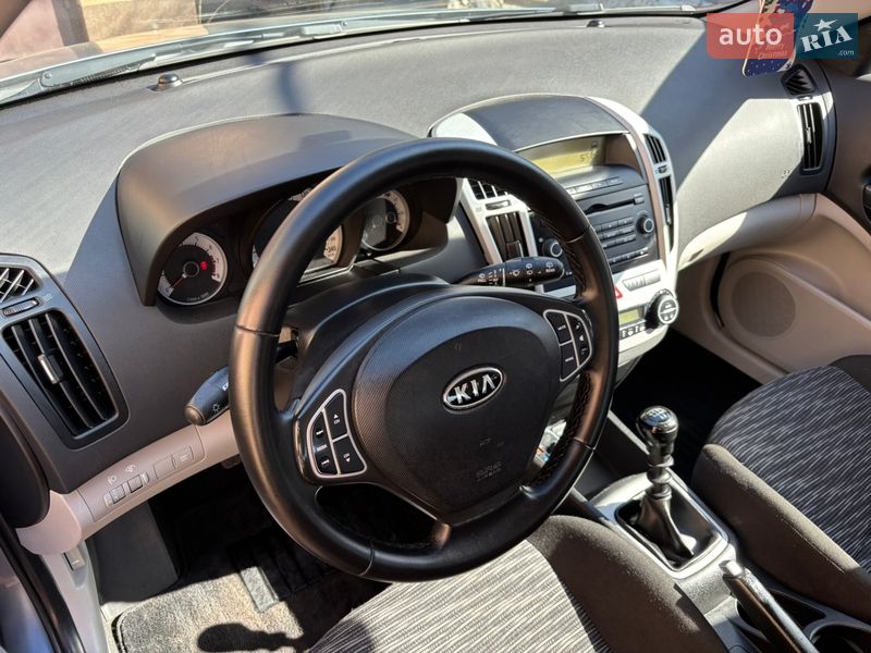 Хэтчбек Kia Ceed 2008 в Хороле