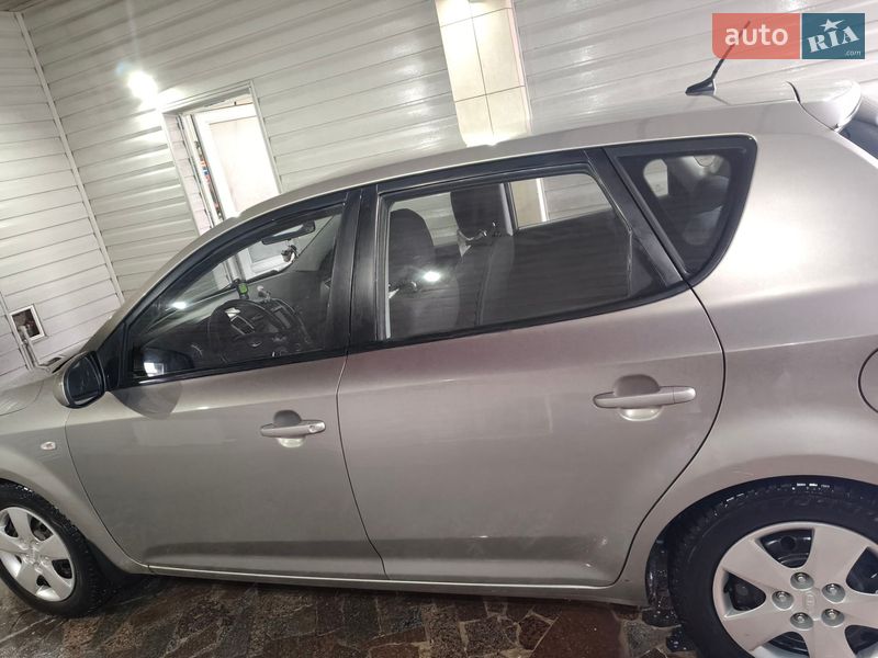 Хетчбек Kia Ceed 2010 в Покрові