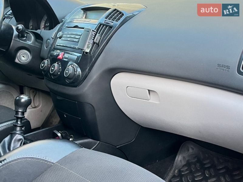 Хетчбек Kia Ceed 2008 в Києві фото 10 Хетчбек Kia Ceed 2008 в Києві