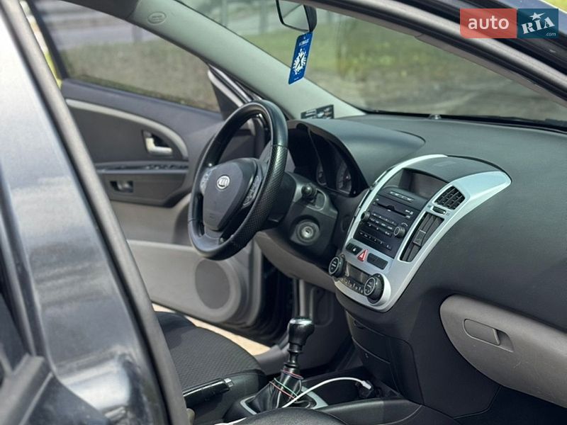 Хэтчбек Kia Ceed 2007 в Звягеле