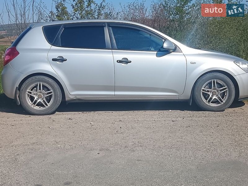 Хэтчбек Kia Ceed 2008 в Бурштыне