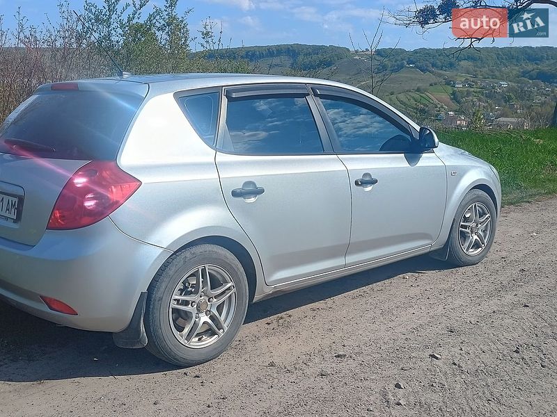 Хэтчбек Kia Ceed 2008 в Бурштыне