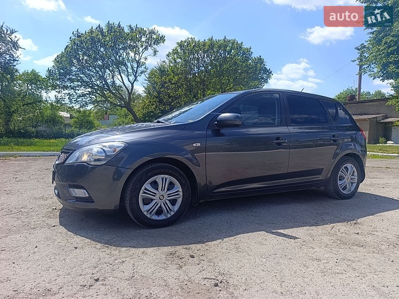 Хэтчбек Kia Ceed 2012 в Рогатине