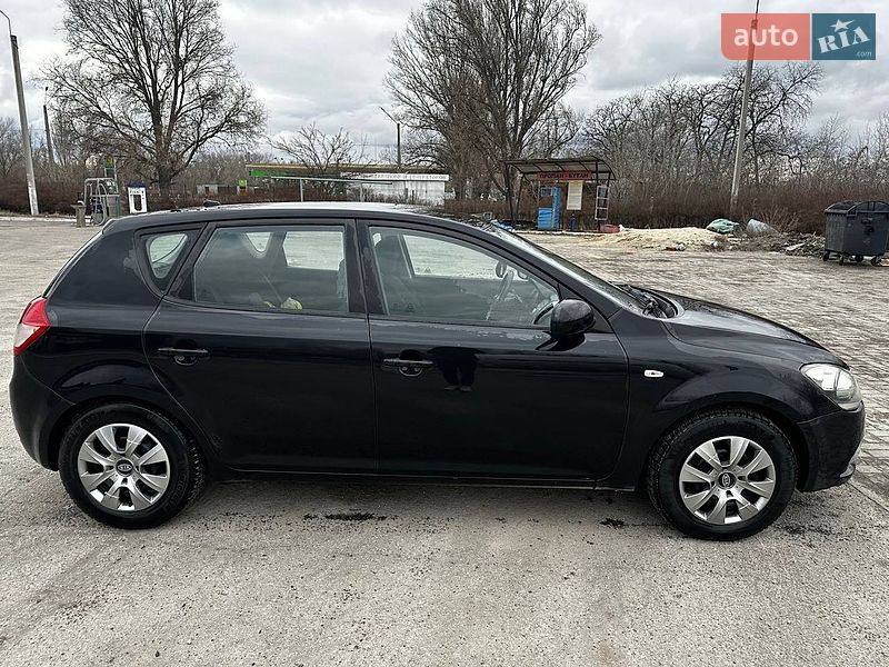 Хэтчбек Kia Ceed 2011 в Днепре