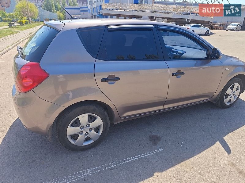 Хэтчбек Kia Ceed 2008 в Кривом Роге