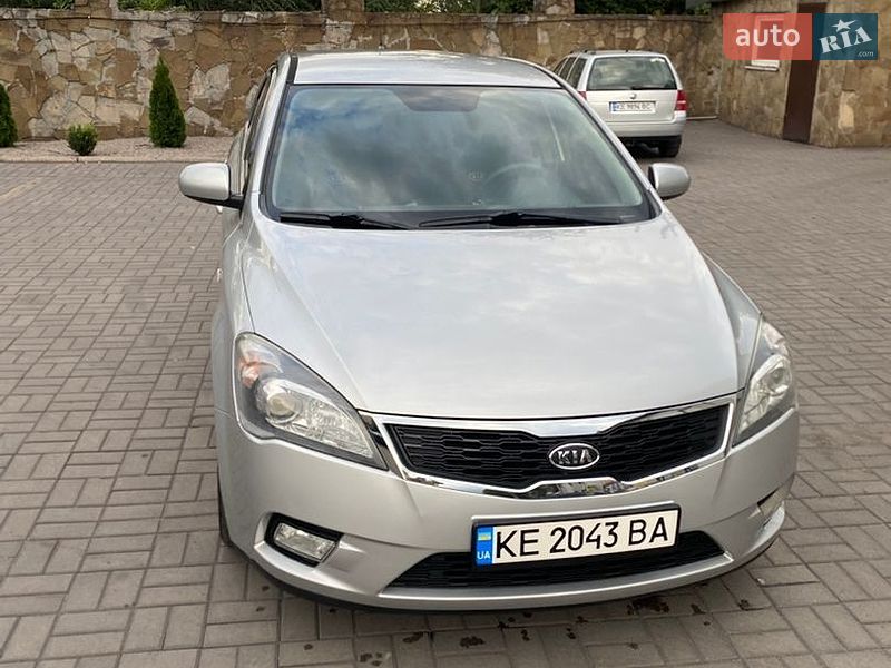 Хэтчбек Kia Ceed 2010 в Каменском