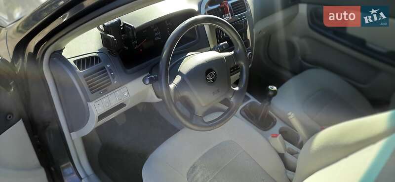 Седан Kia Cerato 2005 в Ужгороде