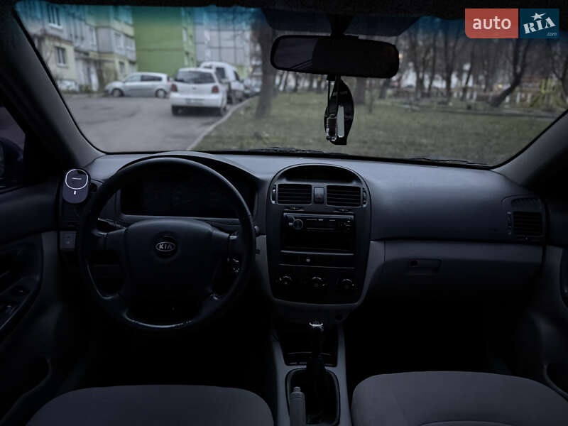 Седан Kia Cerato 2006 в Ровно