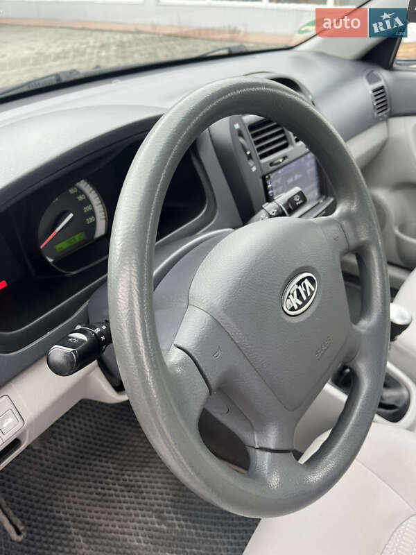 Седан Kia Cerato 2006 в Первомайске