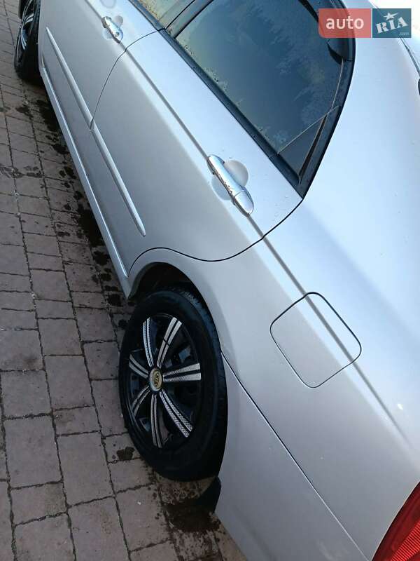 Седан Kia Cerato 2005 в Ужгороді