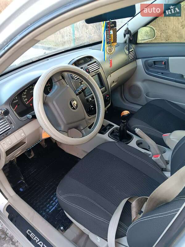 Седан Kia Cerato 2005 в Ужгороді