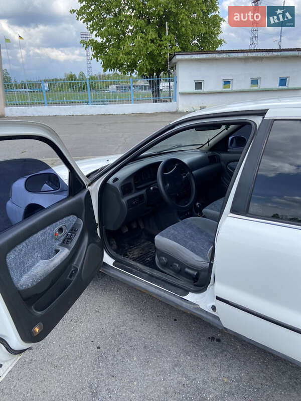 Седан Kia Clarus 2000 в Долине