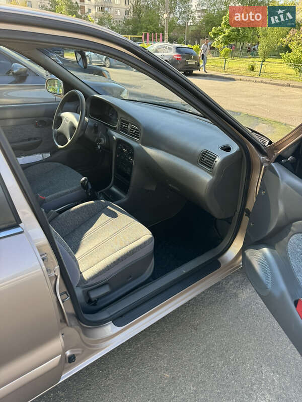 Седан Kia Clarus 1997 в Киеве