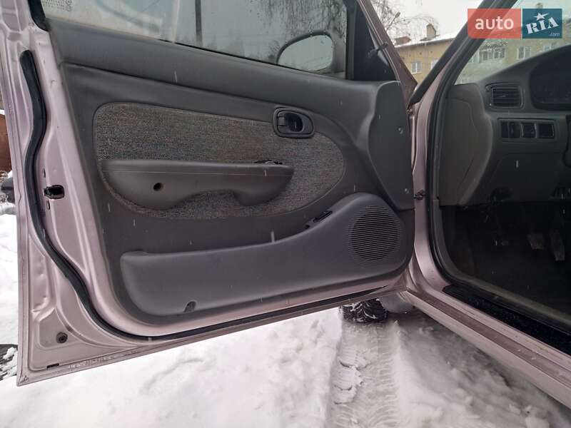 Седан Kia Clarus 1997 в Івано-Франківську