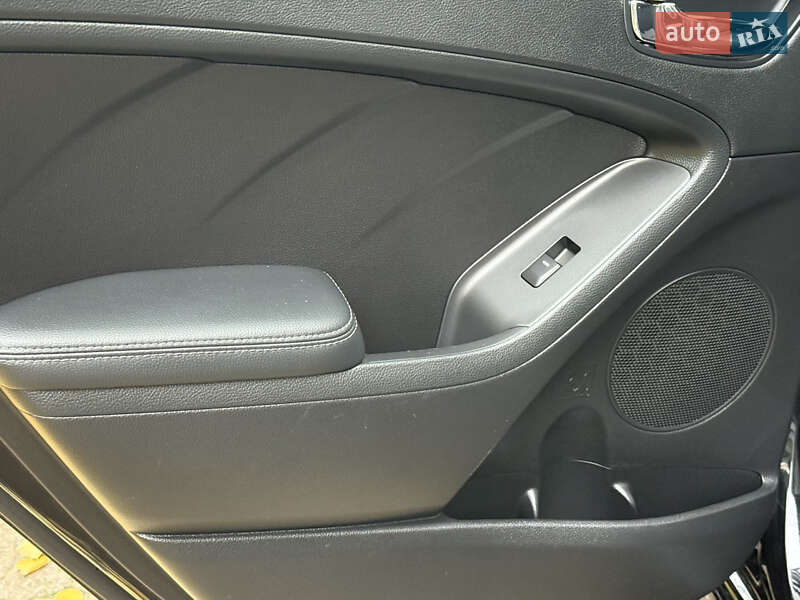 Хэтчбек Kia Forte 2016 в Киеве