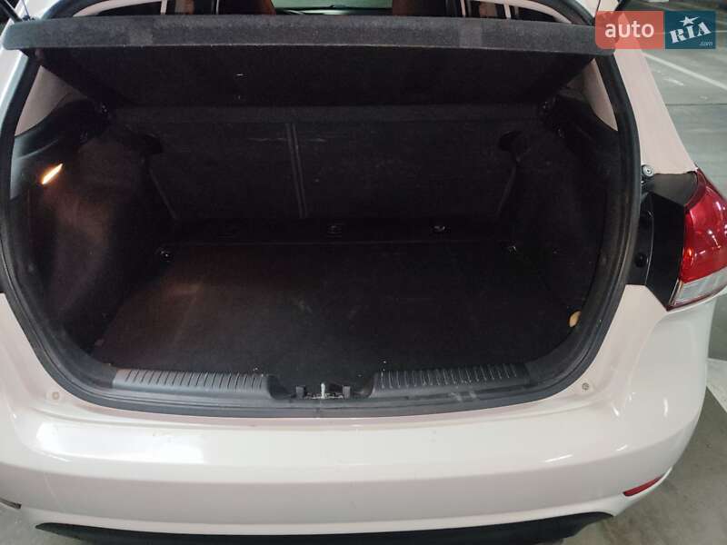 Хэтчбек Kia Forte 2016 в Киеве