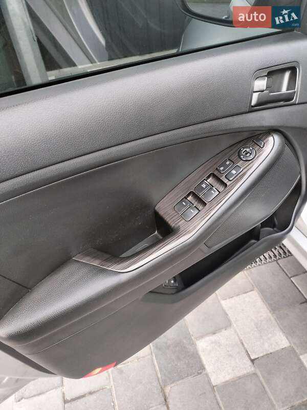 Седан Kia K5 2012 в Полтаве