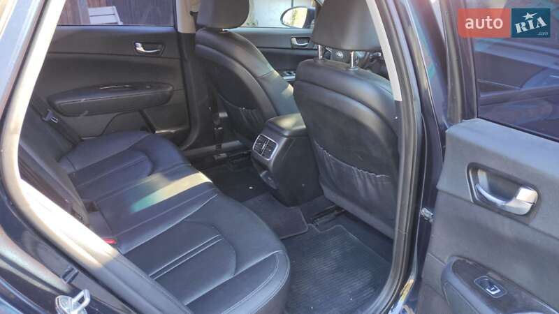 Седан Kia K5 2016 в Александровке
