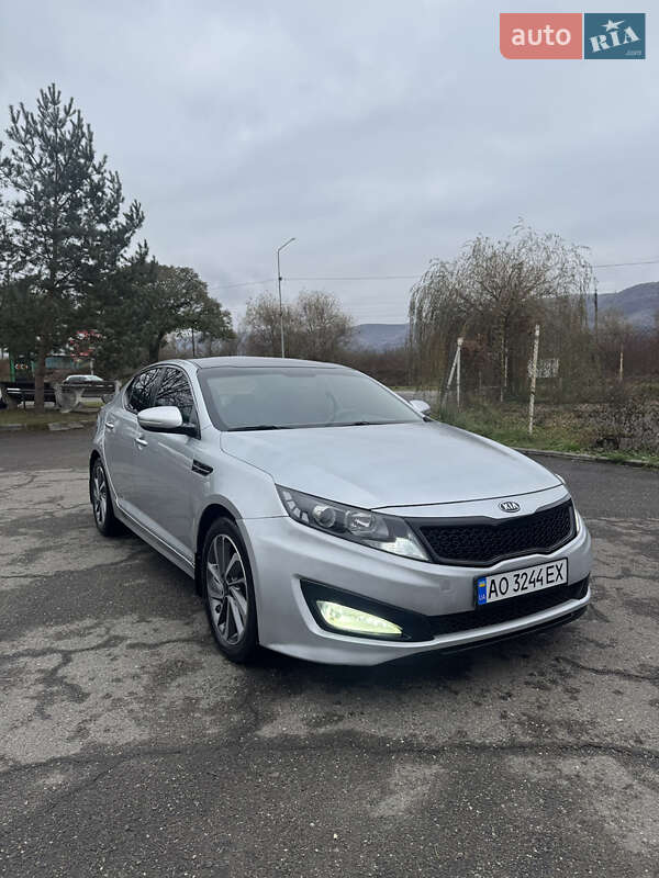Седан Kia K5 2011 в Тячеві
