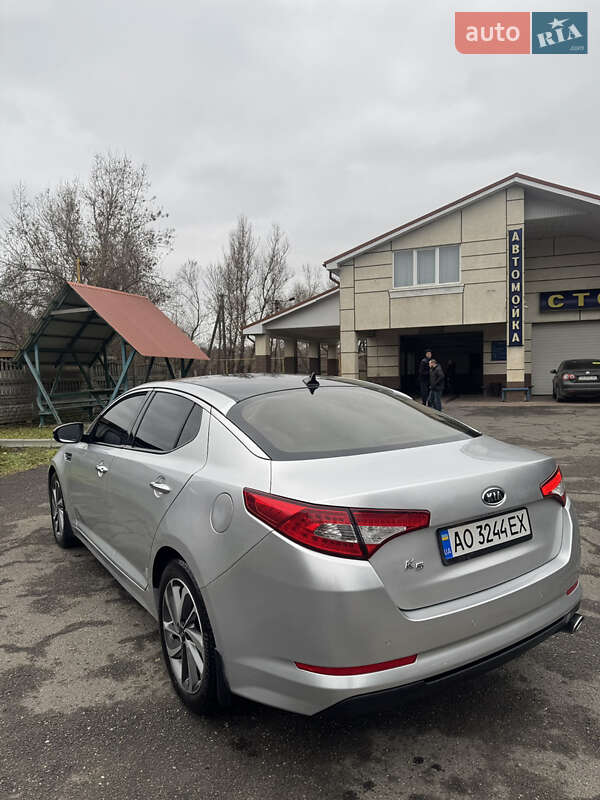 Седан Kia K5 2011 в Тячеві