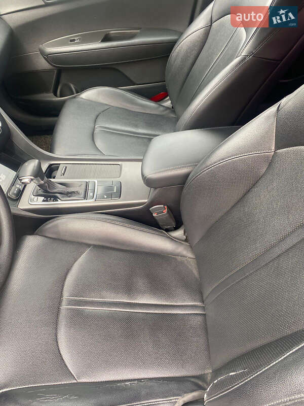 Седан Kia K5 2015 в Луцке