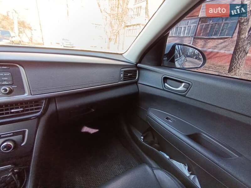 Седан Kia K5 2017 в Прилуках