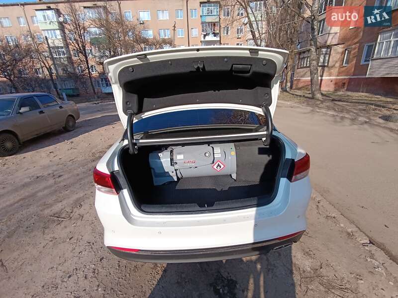Седан Kia K5 2017 в Прилуках