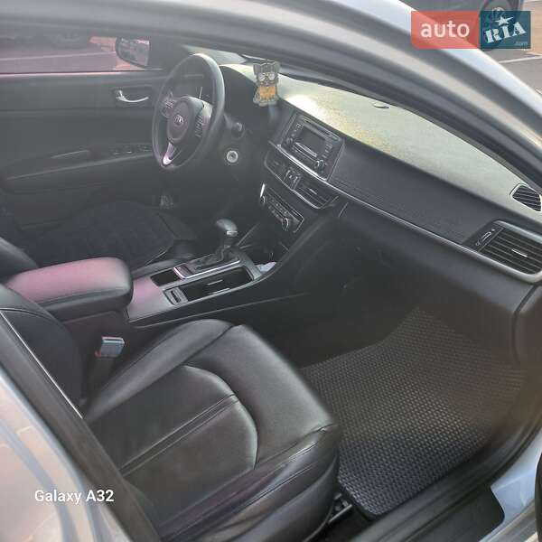 Седан Kia K5 2016 в Киеве