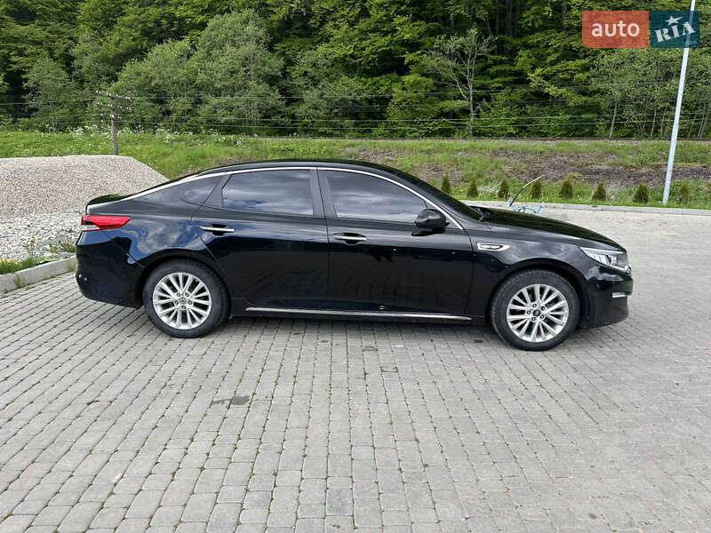 Седан Kia K5 2016 в Яремчі