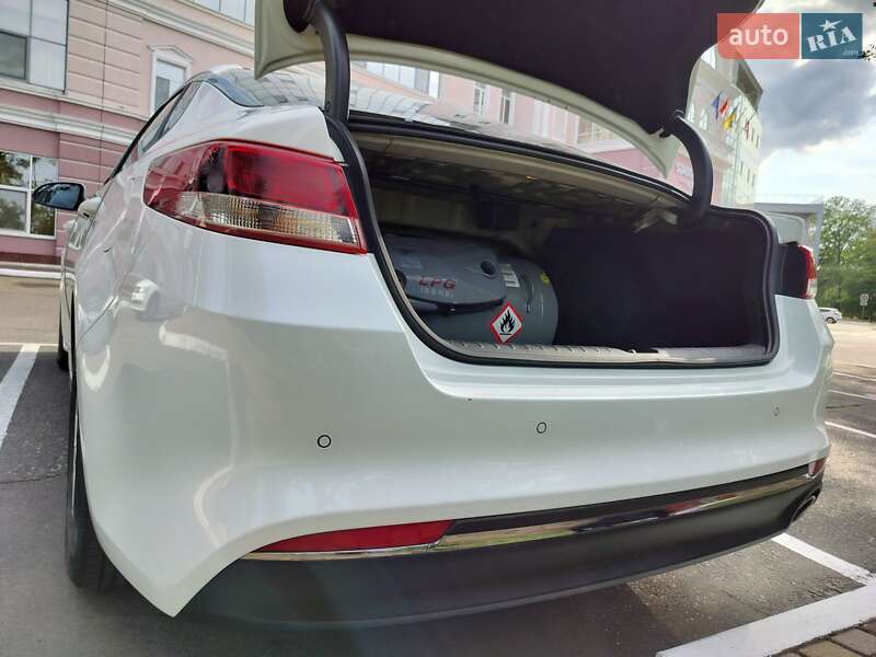 Седан Kia K5 2016 в Одессе