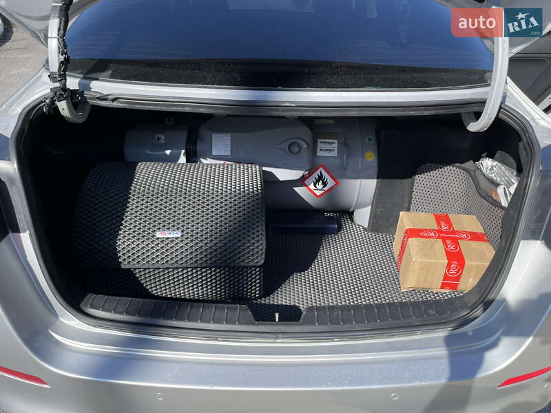 Седан Kia K5 2014 в Гусятине