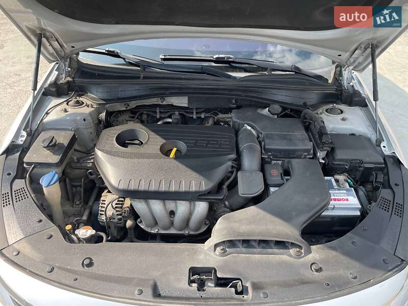 Седан Kia K5 2016 в Киеве