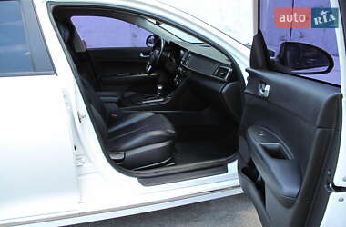 Седан Kia K5 2017 в 
