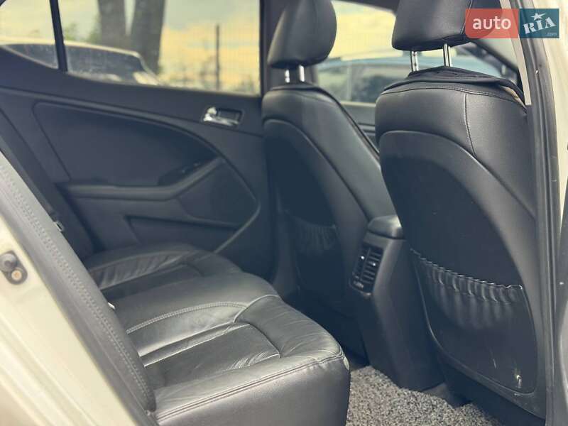 Седан Kia K5 2010 в Львове