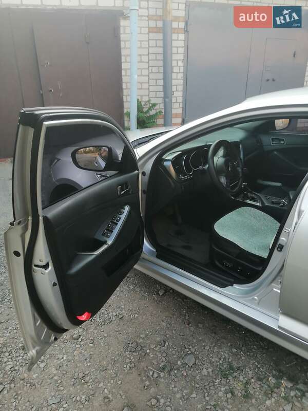 Седан Kia K5 2014 в Первомайске