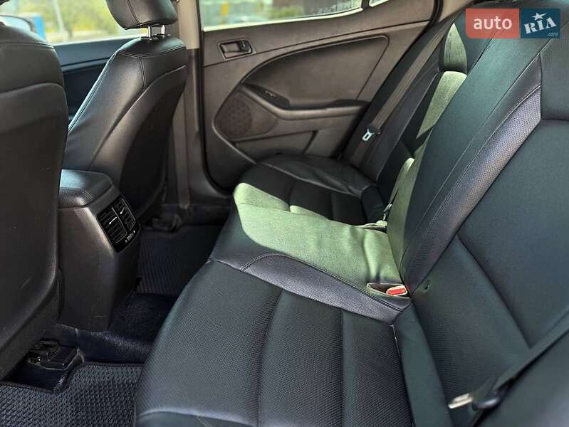 Седан Kia K5 2014 в Запорожье