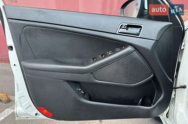 Седан Kia K5 2012 в 
