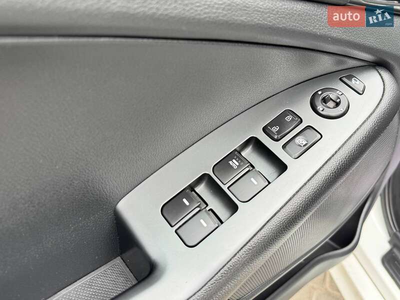 Седан Kia K5 2014 в Львове