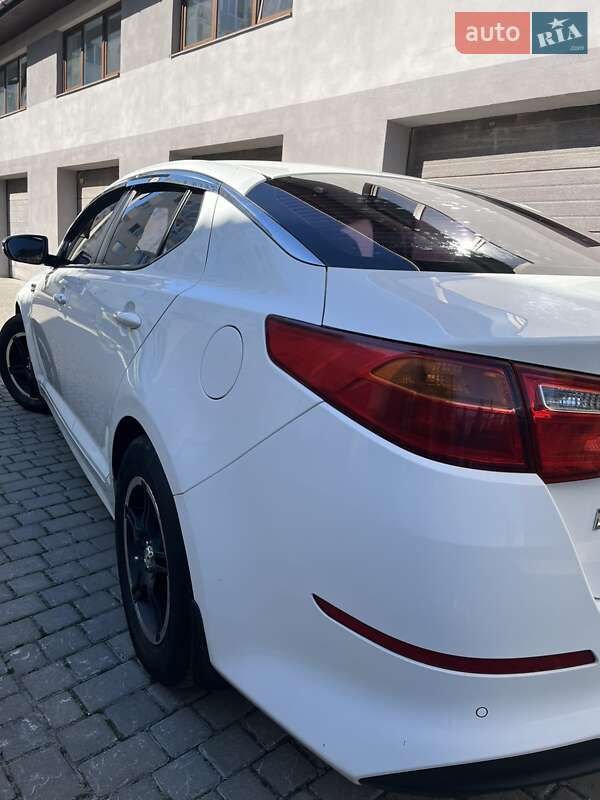 Седан Kia K5 2014 в Львове