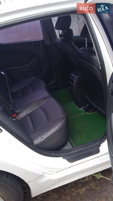 Седан Kia K5 2014 в Шрамковке