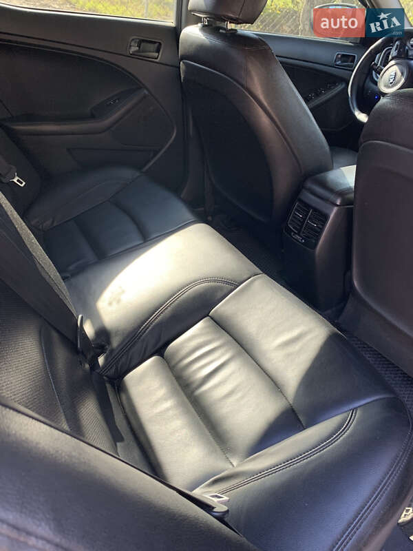 Седан Kia K5 2013 в Днепре