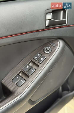 Седан Kia K5 2011 в 